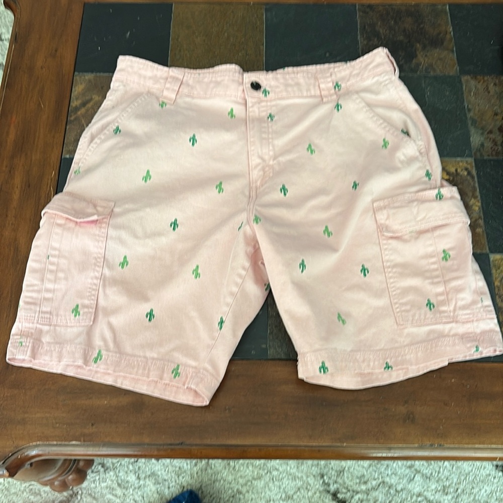 Redwood Creek Cargo Shorts pink With cactus Size 36.